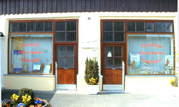 Schaufenster am Studio-Eingang